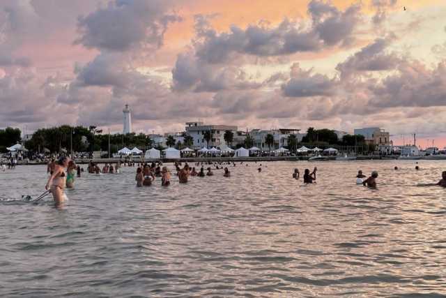 Torre Canne, il rito del bagno in mare all'alba del 1� settembre: �Previene i malanni�